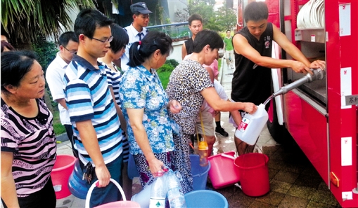 伊萨卡居民正在排队接水