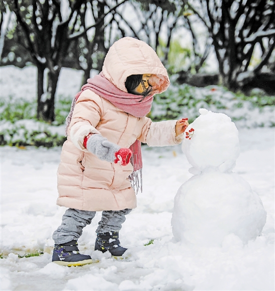 正在堆雪人的小朋友