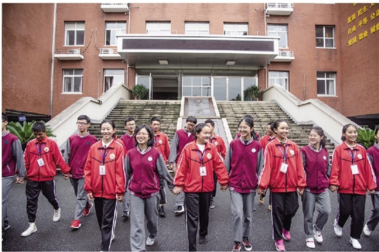 10月15日,爱回西藏拉萨那曲中学师生温暖金华行欢迎仪式在艾青中学