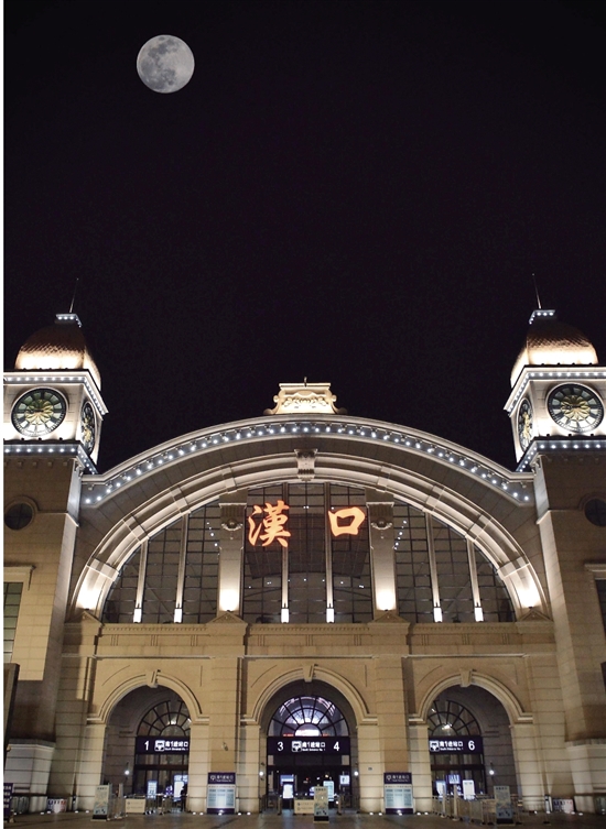 昨天凌晨,汉口火车站的超级月亮